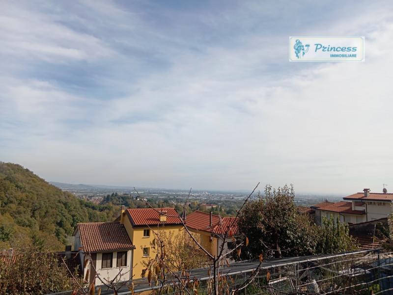 In zona collinare di Schio, località Tretto, proponiamo in vendita una splendida casa affiancata ...