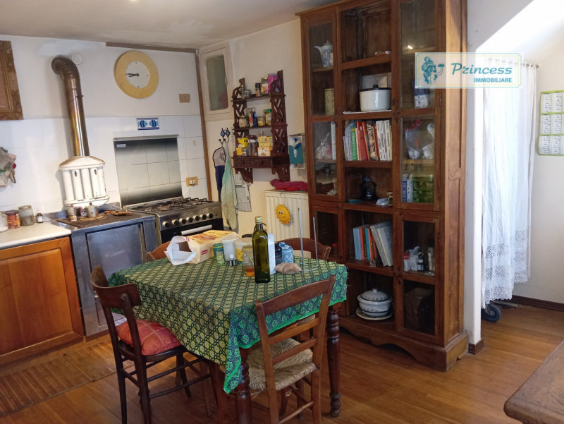 In zona collinare di Schio, località Tretto, proponiamo in vendita una splendida casa affiancata ...