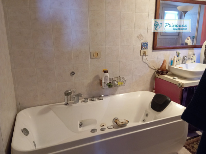 In zona collinare di Schio, località Tretto, proponiamo in vendita una splendida casa affiancata ...