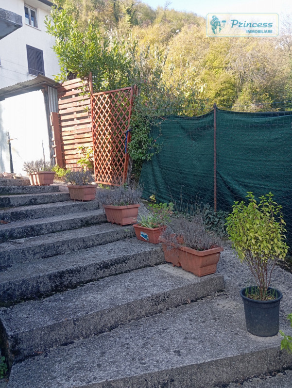 In zona collinare di Schio, località Tretto, proponiamo in vendita una splendida casa affiancata ...