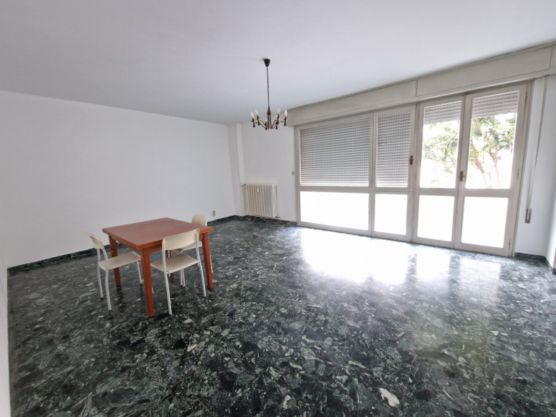 SANTISSIMA TRINITA', in posizione tranquilla, ad un passo da tutti i servizi del quartiere. appar...