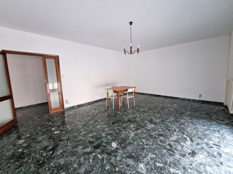 SANTISSIMA TRINITA', in posizione tranquilla, ad un passo da tutti i servizi del quartiere. appar...