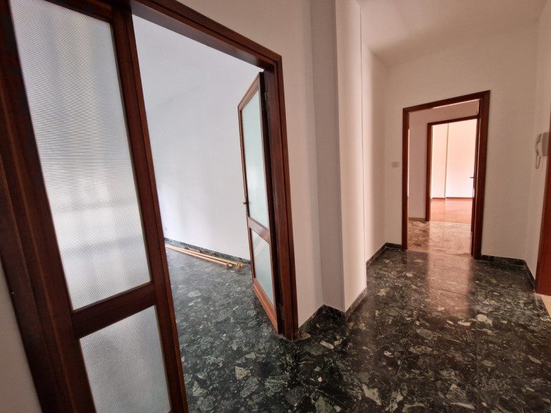 SANTISSIMA TRINITA', in posizione tranquilla, ad un passo da tutti i servizi del quartiere. appar...