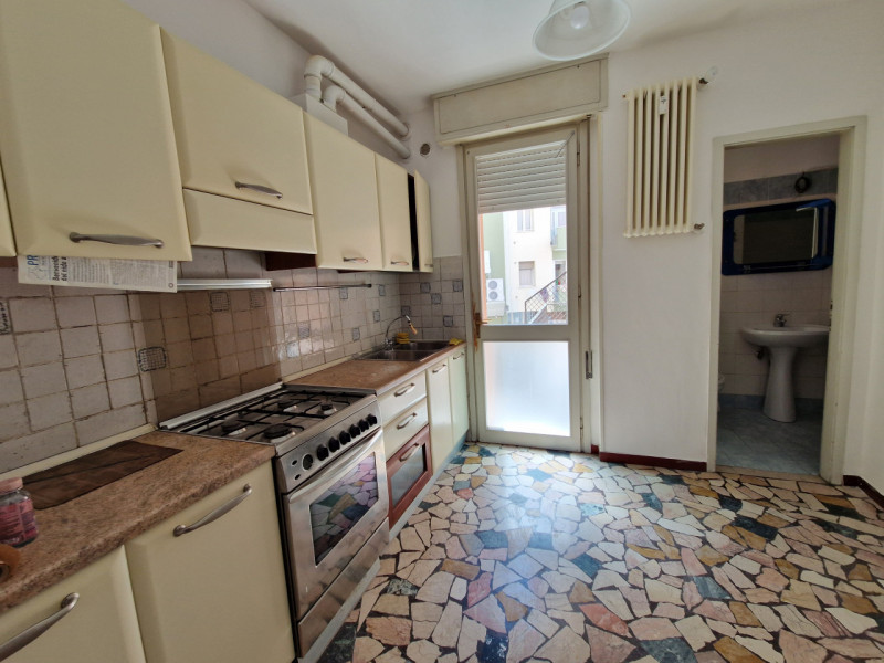 SANTISSIMA TRINITA', in posizione tranquilla, ad un passo da tutti i servizi del quartiere. appar...