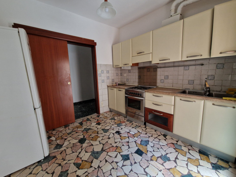 SANTISSIMA TRINITA', in posizione tranquilla, ad un passo da tutti i servizi del quartiere. appar...