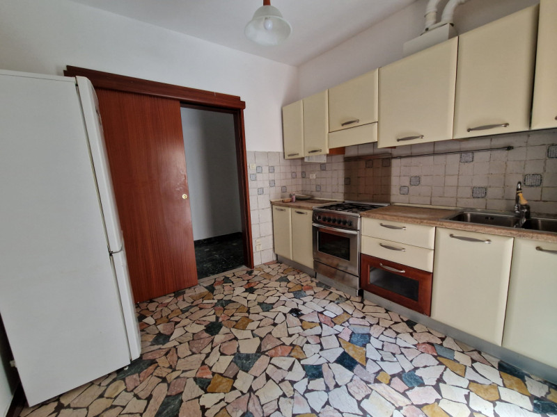 SANTISSIMA TRINITA', in posizione tranquilla, ad un passo da tutti i servizi del quartiere. appar...