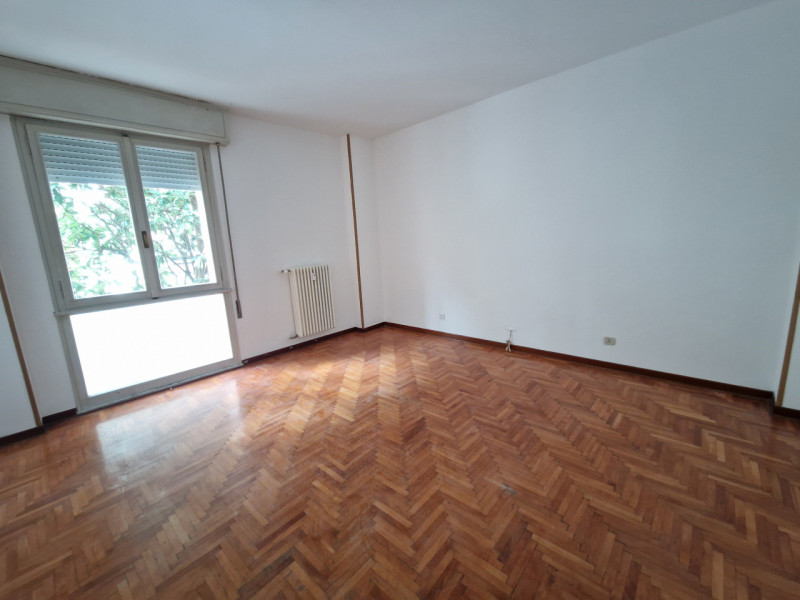 SANTISSIMA TRINITA', in posizione tranquilla, ad un passo da tutti i servizi del quartiere. appar...