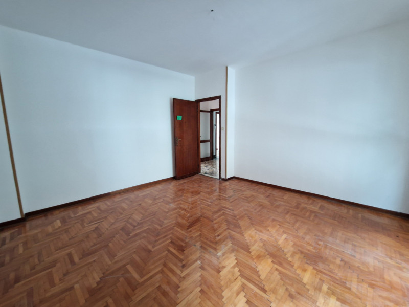 SANTISSIMA TRINITA', in posizione tranquilla, ad un passo da tutti i servizi del quartiere. appar...