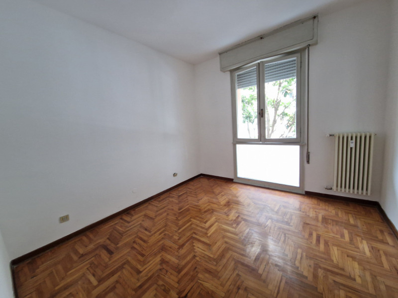 SANTISSIMA TRINITA', in posizione tranquilla, ad un passo da tutti i servizi del quartiere. appar...