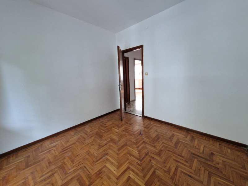SANTISSIMA TRINITA', in posizione tranquilla, ad un passo da tutti i servizi del quartiere. appar...