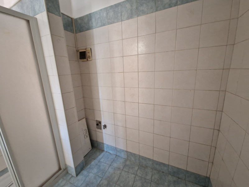 SANTISSIMA TRINITA', in posizione tranquilla, ad un passo da tutti i servizi del quartiere. appar...