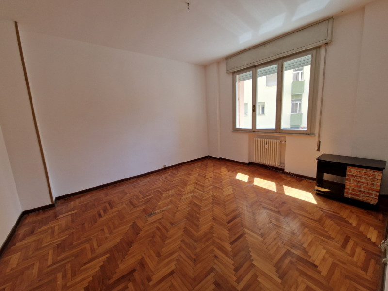 SANTISSIMA TRINITA', in posizione tranquilla, ad un passo da tutti i servizi del quartiere. appar...