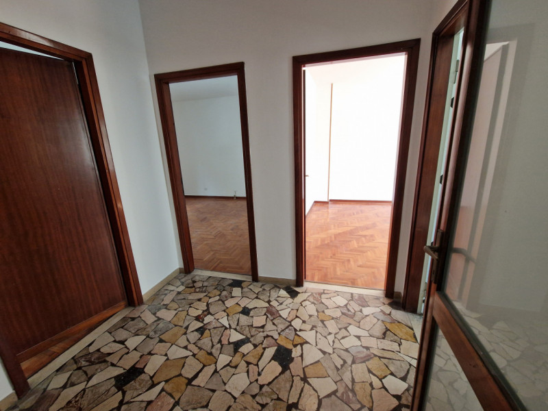 SANTISSIMA TRINITA', in posizione tranquilla, ad un passo da tutti i servizi del quartiere. appar...