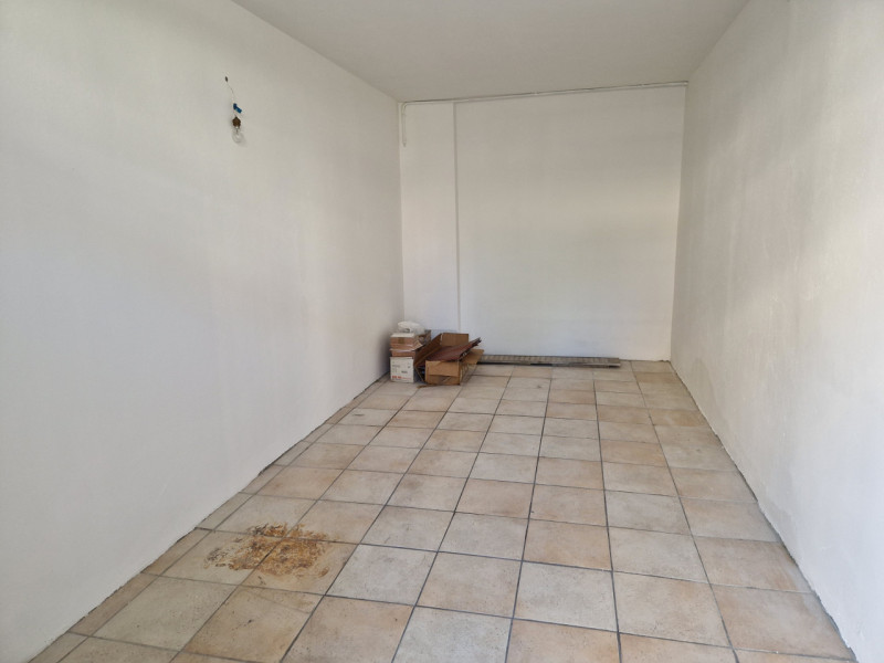 SANTISSIMA TRINITA', in posizione tranquilla, ad un passo da tutti i servizi del quartiere. appar...
