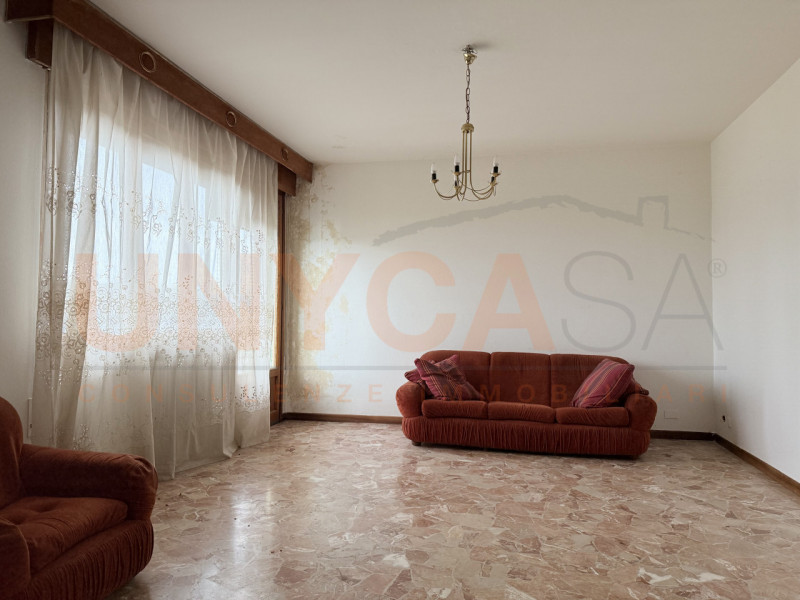 MONTEGALDA: spazioso appartamento di 110 mq, situato al quarto piano di una palazzina dotata di a...