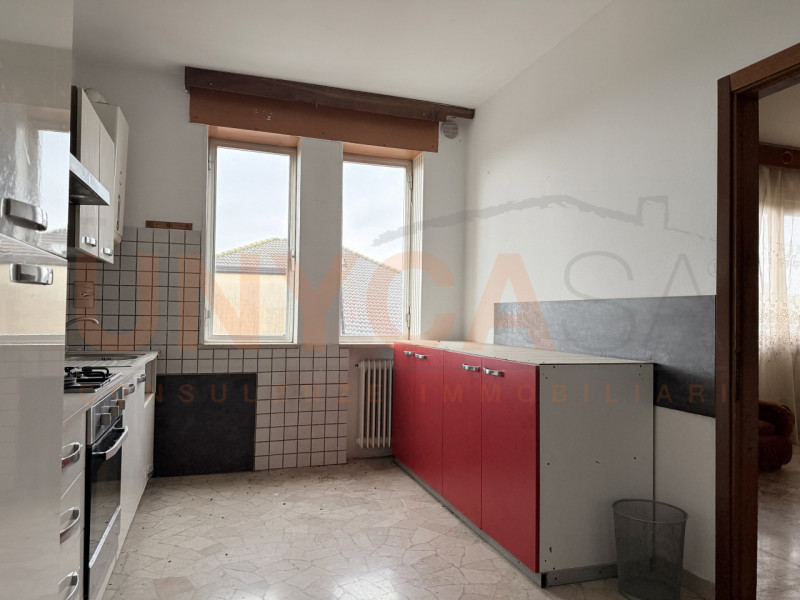 MONTEGALDA: spazioso appartamento di 110 mq, situato al quarto piano di una palazzina dotata di a...