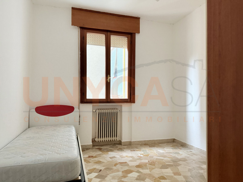 MONTEGALDA: spazioso appartamento di 110 mq, situato al quarto piano di una palazzina dotata di a...