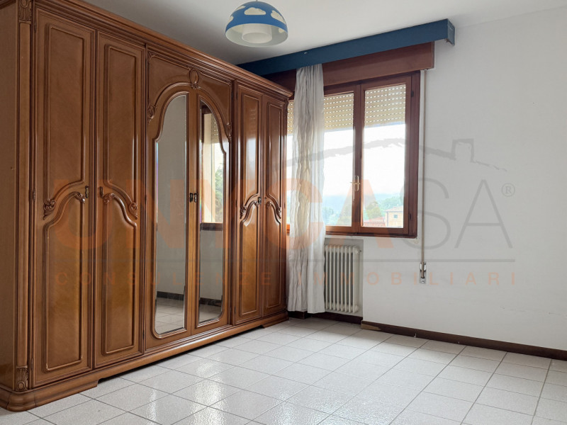 MONTEGALDA: spazioso appartamento di 110 mq, situato al quarto piano di una palazzina dotata di a...