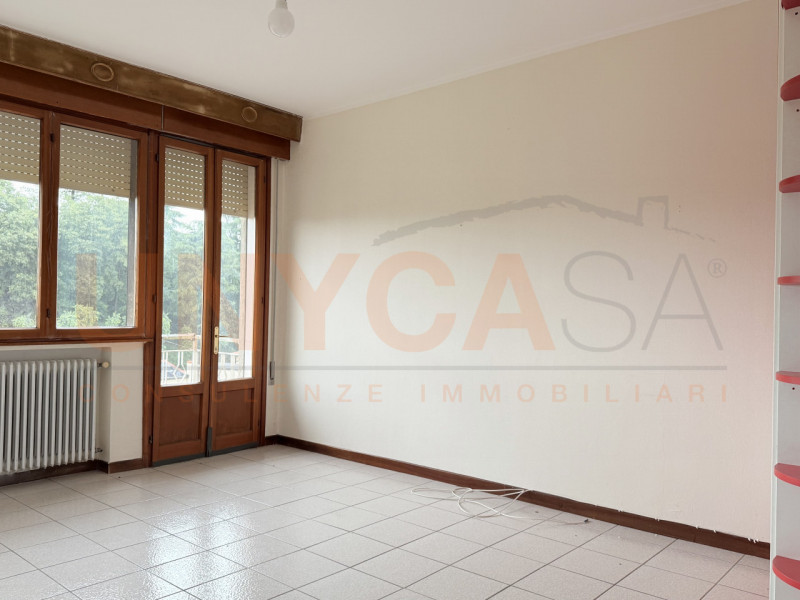 MONTEGALDA: spazioso appartamento di 110 mq, situato al quarto piano di una palazzina dotata di a...