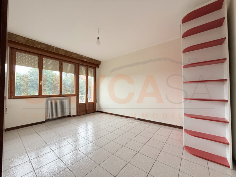 MONTEGALDA: spazioso appartamento di 110 mq, situato al quarto piano di una palazzina dotata di a...