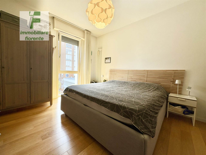 Scoprite un'opportunità unica con questo splendido appartamento trilocale situato nel vivace cent...