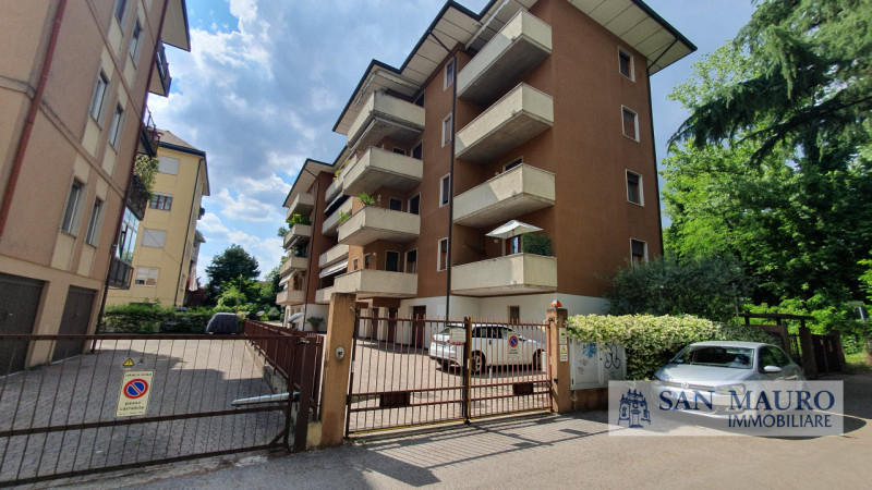 VICENZA: interno Via Fusinieri. A pochi minuti dal centro di Vicenza proponiamo ampio TRICAMERE B...