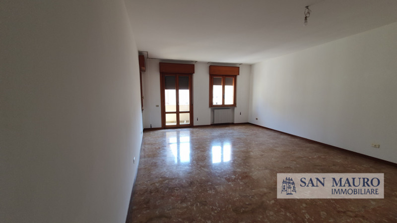 VICENZA: interno Via Fusinieri. A pochi minuti dal centro di Vicenza proponiamo ampio TRICAMERE B...