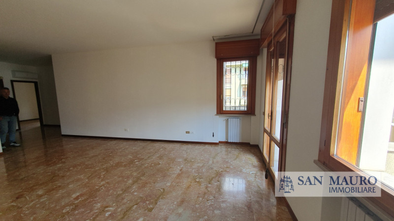 VICENZA: interno Via Fusinieri. A pochi minuti dal centro di Vicenza proponiamo ampio TRICAMERE B...