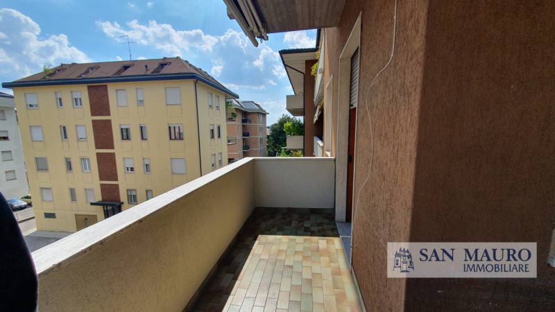 VICENZA: interno Via Fusinieri. A pochi minuti dal centro di Vicenza proponiamo ampio TRICAMERE B...