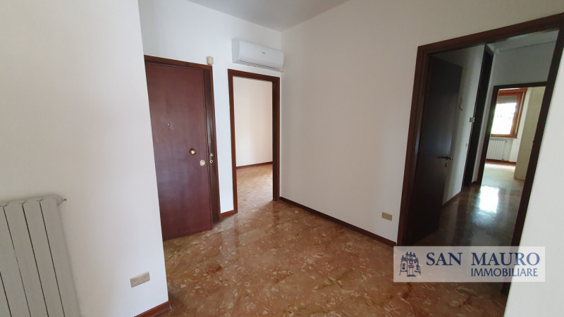VICENZA: interno Via Fusinieri. A pochi minuti dal centro di Vicenza proponiamo ampio TRICAMERE B...