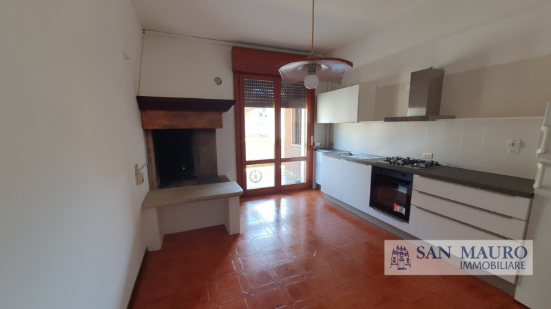 VICENZA: interno Via Fusinieri. A pochi minuti dal centro di Vicenza proponiamo ampio TRICAMERE B...