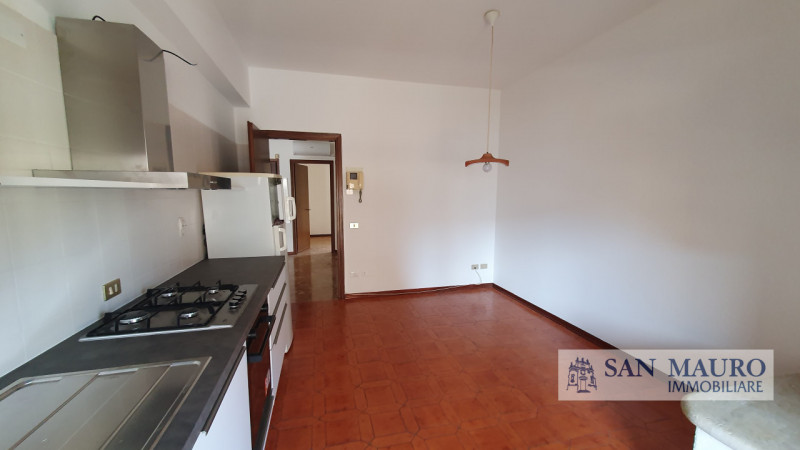 VICENZA: interno Via Fusinieri. A pochi minuti dal centro di Vicenza proponiamo ampio TRICAMERE B...