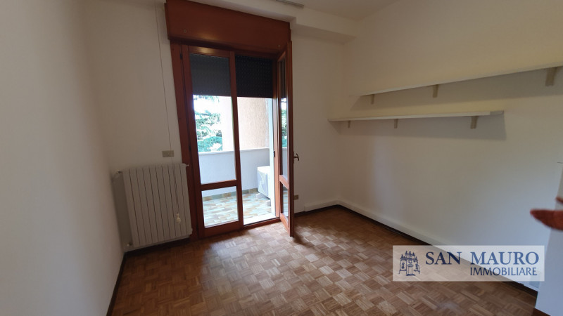 VICENZA: interno Via Fusinieri. A pochi minuti dal centro di Vicenza proponiamo ampio TRICAMERE B...