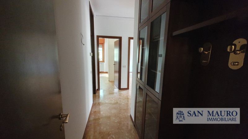 VICENZA: interno Via Fusinieri. A pochi minuti dal centro di Vicenza proponiamo ampio TRICAMERE B...