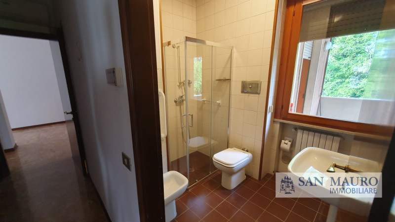 VICENZA: interno Via Fusinieri. A pochi minuti dal centro di Vicenza proponiamo ampio TRICAMERE B...