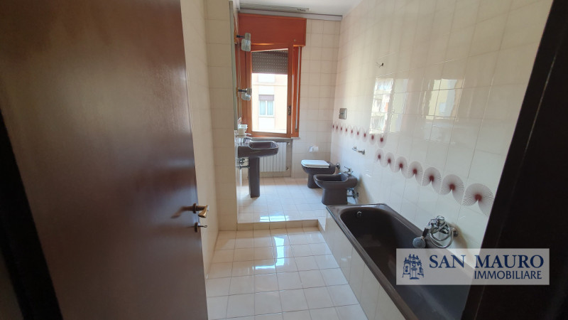 VICENZA: interno Via Fusinieri. A pochi minuti dal centro di Vicenza proponiamo ampio TRICAMERE B...