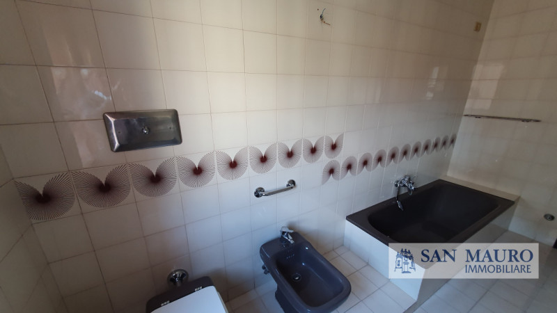 VICENZA: interno Via Fusinieri. A pochi minuti dal centro di Vicenza proponiamo ampio TRICAMERE B...