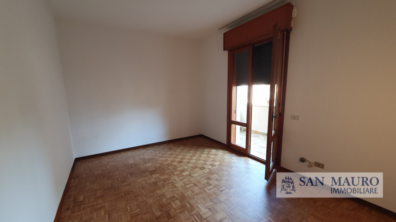 VICENZA: interno Via Fusinieri. A pochi minuti dal centro di Vicenza proponiamo ampio TRICAMERE B...