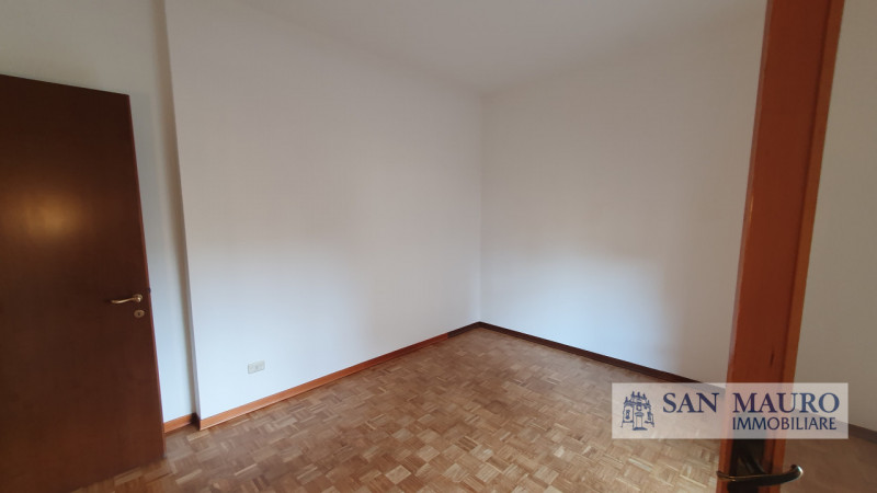 VICENZA: interno Via Fusinieri. A pochi minuti dal centro di Vicenza proponiamo ampio TRICAMERE B...