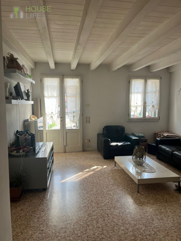 CALDOGNO:  In ottima posizione comoda ai servizi, CASA A SCHIERA centrale distribuita su tre pian...