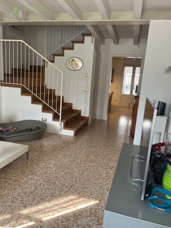 CALDOGNO:  In ottima posizione comoda ai servizi, CASA A SCHIERA centrale distribuita su tre pian...