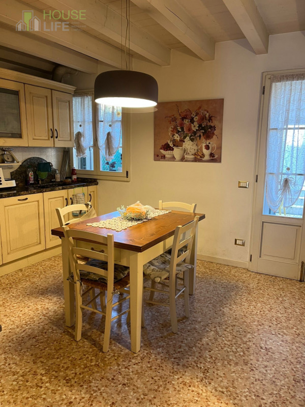 CALDOGNO:  In ottima posizione comoda ai servizi, CASA A SCHIERA centrale distribuita su tre pian...