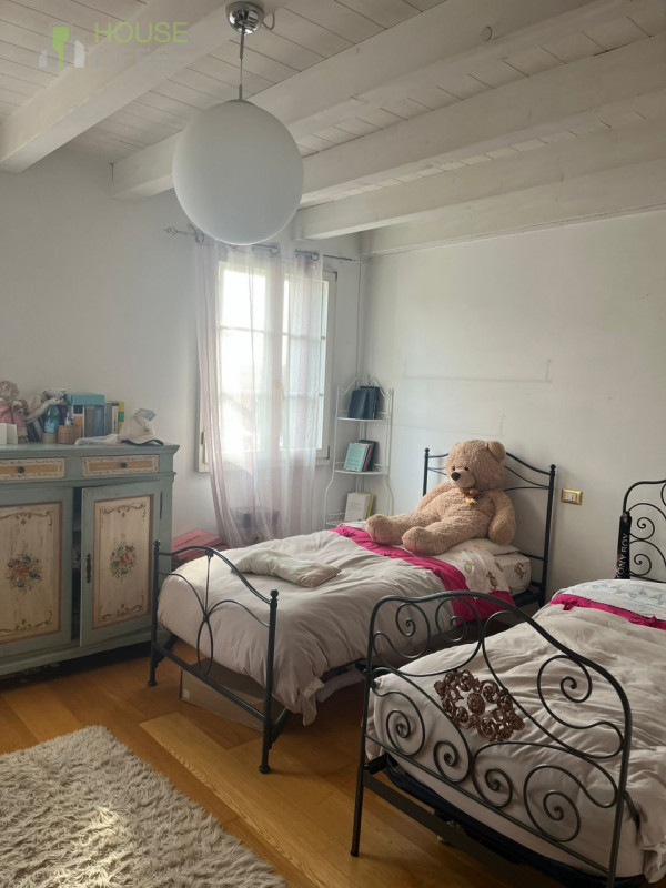 CALDOGNO:  In ottima posizione comoda ai servizi, CASA A SCHIERA centrale distribuita su tre pian...