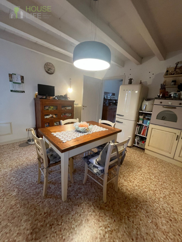 CALDOGNO:  In ottima posizione comoda ai servizi, CASA A SCHIERA centrale distribuita su tre pian...