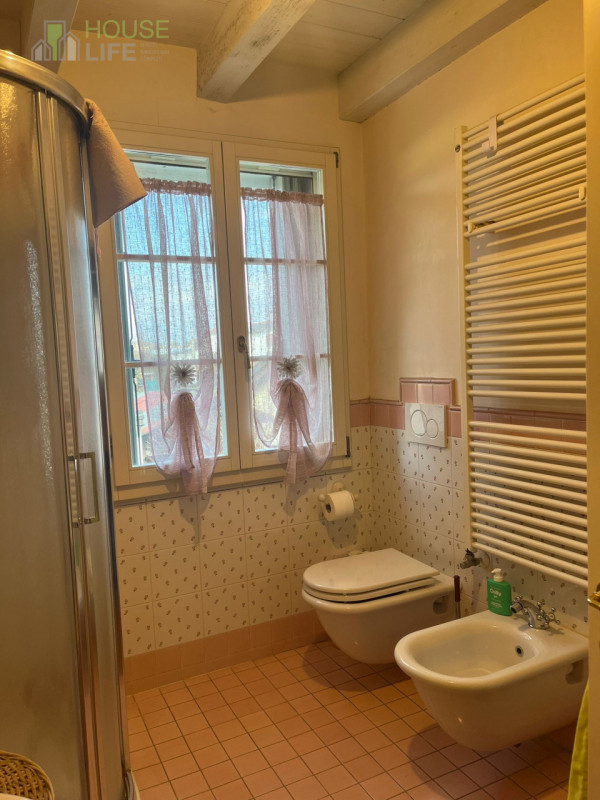 CALDOGNO:  In ottima posizione comoda ai servizi, CASA A SCHIERA centrale distribuita su tre pian...
