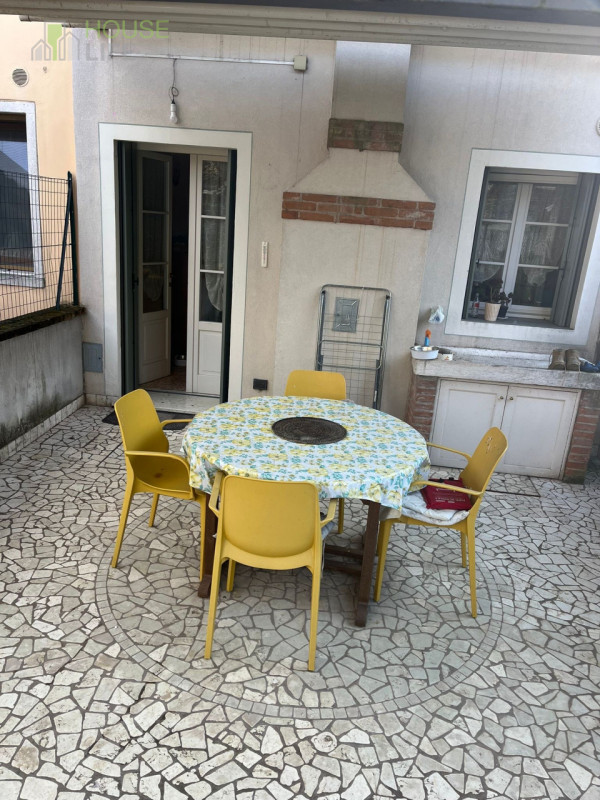 CALDOGNO:  In ottima posizione comoda ai servizi, CASA A SCHIERA centrale distribuita su tre pian...