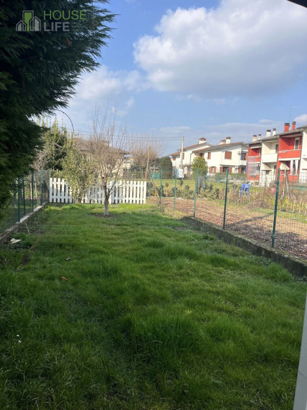 CALDOGNO:  In ottima posizione comoda ai servizi, CASA A SCHIERA centrale distribuita su tre pian...