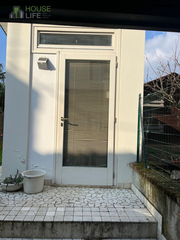 CALDOGNO:  In ottima posizione comoda ai servizi, CASA A SCHIERA centrale distribuita su tre pian...