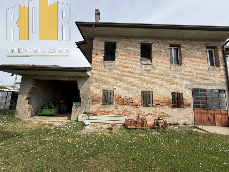 Proponiamo in vendita esclusiva porzione di fabbricato cielo terra da ristrutturare e completare....