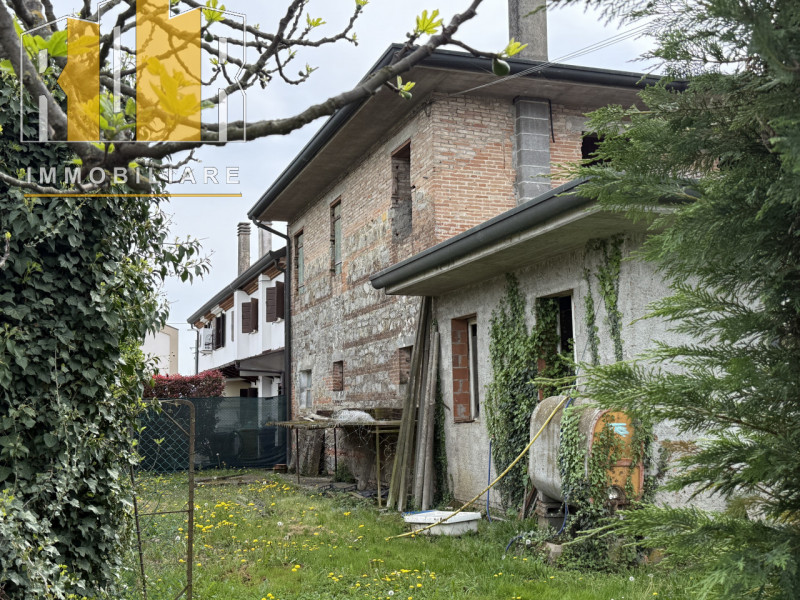 Proponiamo in vendita esclusiva porzione di fabbricato cielo terra da ristrutturare e completare....